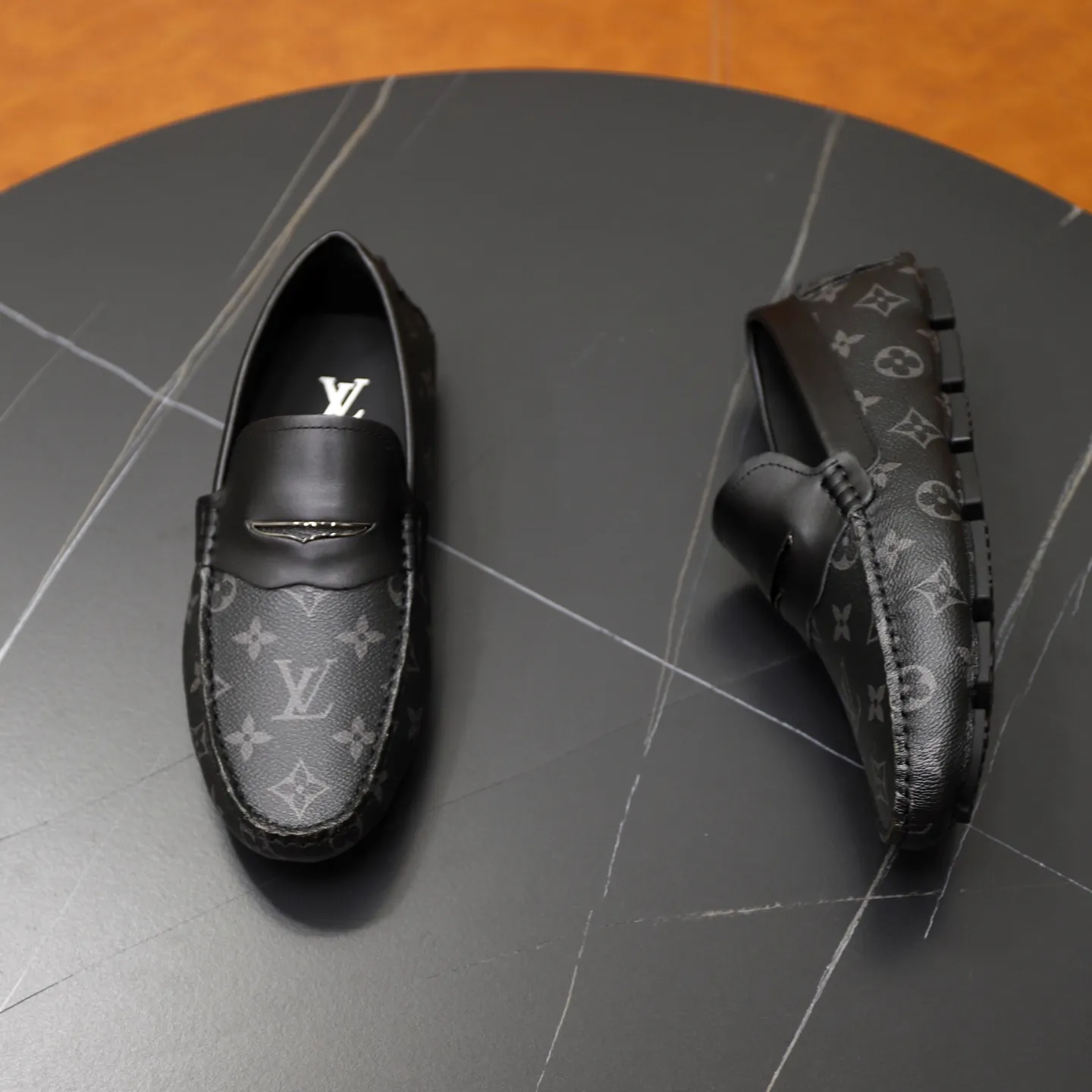 Ex-factory price: 480💰【LV】Louis Vuitton ⚠️High-end men’s driving and pedal series ⚠️38-44 (customized for 45) ⚠️All original cowhide leather! Thick and soft! Made entirely of calfskin lining! Rubber sheet anti-slip beanie sole! Three-dimensional package technology! Fashionable and classic! Handicrafts! Original high quality! Feel free to compare!